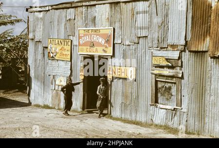 Marion Post Wolcott - les travailleurs migrateurs juke conjointement avec des publicités pour Atlantic Ale and Beer, Royal Crown Cola et Nehi- 1941 Banque D'Images