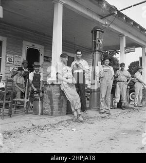 Dorothea Lange - le 4 juillet, près de Chapel Hill, Caroline du Nord. Les stations de remplissage rurales deviennent des centres communautaires et des terrains de loafing généraux - 1939 Banque D'Images