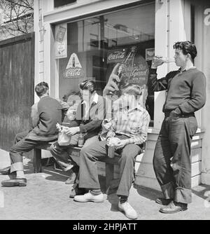 Rondal Partridge - magasin général où les jeunes de la région dépensent leur argent pour le déjeuner - 1940 Banque D'Images