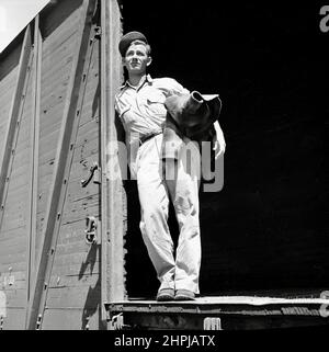 Rondal Partridge - sur les feux - Un jeune attelage-randonneur sur le train - Bakersfield, Californie - 1940 Banque D'Images