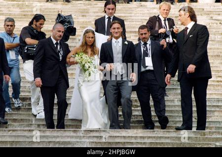 Roma Chiesa dell Aracoeli matrimonio Ilary Blasi Francesco Totti - gli sposi scendono la scalinata Banque D'Images