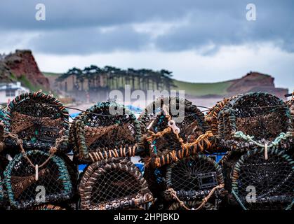 Des cordages et des pots de homard ont été placés en hauteur sur une plage de galets Banque D'Images