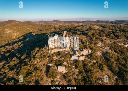 Vue aérienne d'un château médiéval en pierre en ruines sur la montagne, le château d'Aumelas en France Banque D'Images