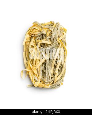 Pâtes aux œufs. Les nouilles nichent avec une saveur d'épinards isolée sur fond blanc. Banque D'Images