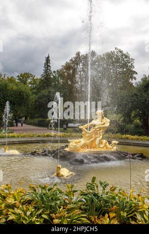 SAINT-PÉTERSBOURG, RUSSIE - 11 octobre 2021 : Fontaine Samson de la Grande Cascade dans le jardin inférieur de Peterhof, Saint-Pétersbourg, Russie Banque D'Images