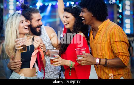 Joyeux groupe d'amis qui s'y sont fait la fête dans le club la nuit Banque D'Images