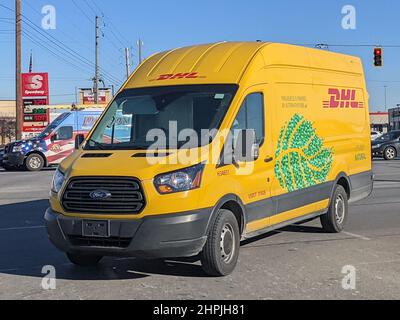 Minibus jaune DHL dans la rue Banque D'Images