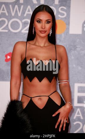 Maya Jama arrive aux BRIT Awards 2022 à l'Arena O2 le 8 février 2022 à Londres, en Angleterre. Banque D'Images