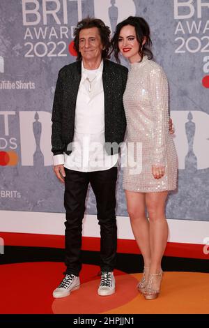 Ronnie Wood et Sally Wood arrivent aux BRIT Awards 2022 à la O2 Arena le 8 février 2022 à Londres, en Angleterre. Banque D'Images