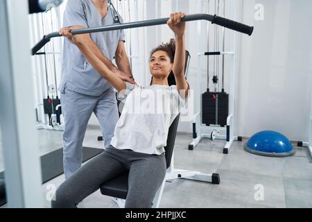 Une femme mince s'entraîne activement dans la salle de gym Banque D'Images