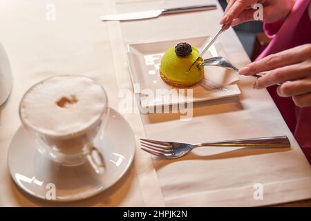 Un régal sucré servi sur une assiette blanche minimaliste pour le plaisir des clients Banque D'Images