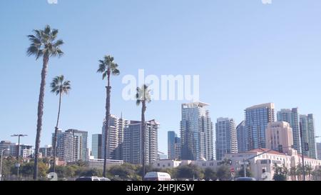 Voitures et palmiers sur le bord de l'eau Harbor Drive, gratte-ciel dans le centre-ville, horizon ou paysage urbain en Californie, États-Unis. Trafic et architecture sur la côte. Civic Center, Administration de San Diego. Banque D'Images