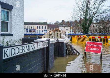 Bewdley Royaume-Uni. 22nd février 2022. L'Agence de l'environnement a émis un avertissement d'inondation grave à Bewdley, dans le Worcestershire, en raison des niveaux extrêmement élevés des rivières de la Severn qui menacent de franchir des barrières temporaires d'inondation. Les résidents de cette zone à risque d'inondation sont fortement invités à évacuer leurs maisons en raison des inondations imminentes attendues à la suite de tempêtes dos à dos et de fortes pluies. Crédit : Lee Hudson/Alay Live News Banque D'Images