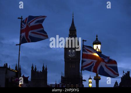 Les drapeaux de l'Union flottent devant la légendaire Elizabeth Tower de Londres à la tombée de la nuit Banque D'Images