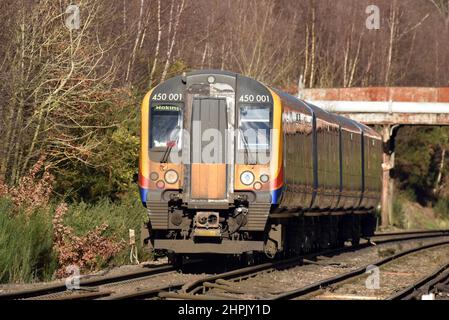 Un train part de la gare de Ash Vale en direction de Woking sur cette photo prise lors d'une journée d'hiver Banque D'Images