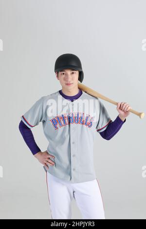 joueur de sports de baseball, homme coréen asiatique avec chauve-souris Banque D'Images