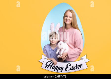 Carte de vœux de Pâques avec une jeune femme heureuse avec un joli lapin et son petit fils en forme d'œuf bleu entouré d'un espace publicitaire jaune Banque D'Images