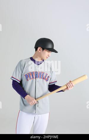 joueur de sports de baseball, homme coréen asiatique avec chauve-souris Banque D'Images