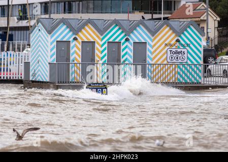 Inondations lors d'une marée montante combinée à la tempête Franklin dans Southend on Sea, Essex, Royaume-Uni. Bloc de toilettes juste au-dessus de la ligne d'eau Banque D'Images