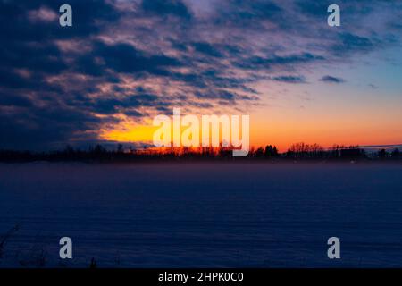 Coucher de soleil d'hiver dans le champ . Paysage d'hiver. Nature. Banque D'Images