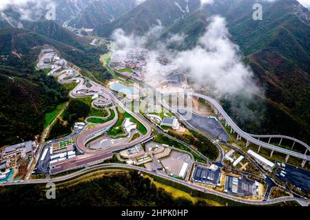 2022 Jeux olympiques d'hiver et Jeux paralympiques d'hiver dans la division yanqing de Beijing : le centre national des motoneiges, des drones aériens, des nuages blancs s'est déplacé de l'avant de la caméra Banque D'Images