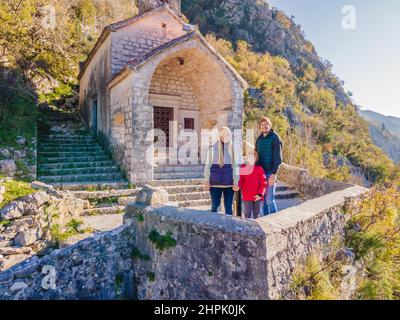 Famille de randonneurs en randonnée dans la vieille ville de Kotor échelle de la forteresse de Kotor sentier de randonnée.Vue aérienne de drone Banque D'Images