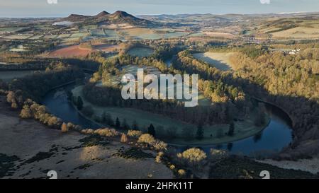 Prise de vue aérienne par drone de Scott's View et des collines d'Eildon aux frontières écossaises, le jour de février. Banque D'Images