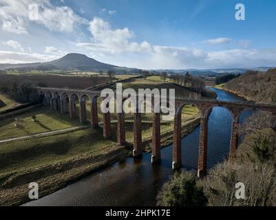 Tir aérien de drone du viaduc de Leaderfoot, de la rivière Tweed et des collines d'Eildon aux frontières écossaises le jour de février. Banque D'Images