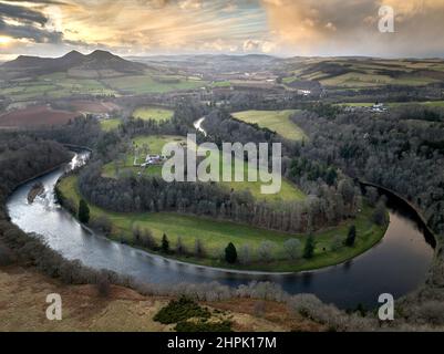 Prise de vue aérienne par drone de Scott's View et des collines d'Eildon aux frontières écossaises, le jour de février. Banque D'Images