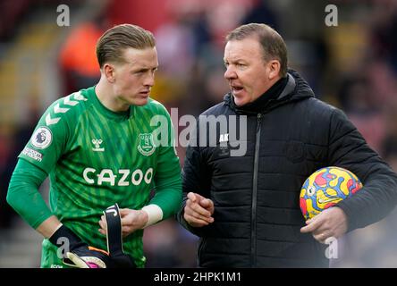 Jordan Pickford, gardien de but d'Everton (à gauche), discute avec Alan Kelly, entraîneur de gardien de but, lors du match de la Premier League à St Mary's, Southampton. Date de la photo: Samedi 19 février 2022. Banque D'Images