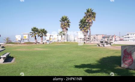 Aire de pique-nique et stand de sauveteurs ou tour de sauveteurs pour le surf, plage de Californie. Refuge de sauvetage ou station de sauvetage, lieu de loisirs de parc public pour barbecue. Bals chauds pour barbecue uniquement, Mission Beach, États-Unis. Banque D'Images