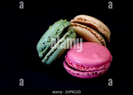 Den Helder, pays-Bas. Janvier 2022. Gros plan de macarons colorés sur fond noir. Photo de haute qualité Banque D'Images