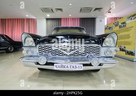 Une limousine DE luxe NOIRE GAZ-13, utilisée à des fins gouvernementales, politiques et officielles. Au Musée Polytechnique de transport Polytexnika à Tashken Banque D'Images