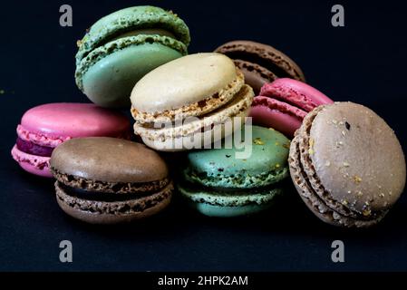 Den Helder, pays-Bas. Janvier 2022. Gros plan de macarons colorés sur fond noir. Photo de haute qualité Banque D'Images