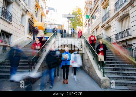 Français debout avec livre à la station de métro de Paris, France. Banque D'Images