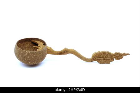 Balancier en coque de noix de coco sur fond blanc Banque D'Images