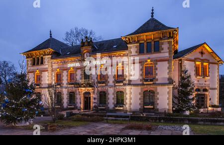 Vue panoramique nocturne de l'hôtel de ville avec les illuminations de Noël Banque D'Images