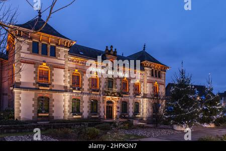 Vue panoramique nocturne de l'hôtel de ville avec les illuminations de Noël Banque D'Images