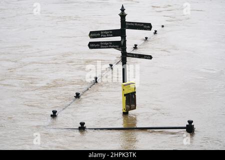 Une rivière inondée Severn à Bewdley, dans le Worcestershire. L'Agence pour l'environnement a exhorté les communautés de certaines parties des West Midlands et du nord de l'Angleterre, en particulier celles qui longent la rivière Severn, à se préparer à des inondations importantes jusqu'à mercredi après les fortes précipitations de la tempête Franklin. Date de la photo: Mardi 22 février 2022. Banque D'Images