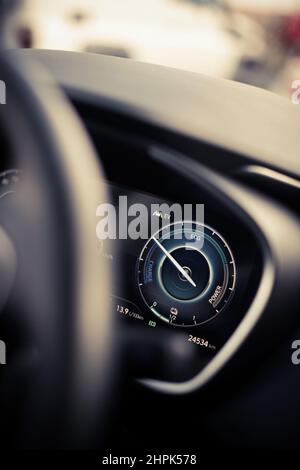 Gros plan d'un tableau de bord numérique d'une nouvelle voiture, montrant la puissance et la charge. Banque D'Images