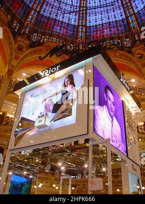 Les magasins du Printemps mettent l'accent sur la beauté, le style de vie, la mode, les accessoires et les vêtements pour hommes. Paris, France marques et magasins de luxe. Association internationale des grands magasins Banque D'Images