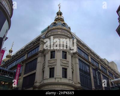 Les magasins du Printemps mettent l'accent sur la beauté, le style de vie, la mode, les accessoires et les vêtements pour hommes. Paris, France marques et magasins de luxe. Association internationale des grands magasins Banque D'Images