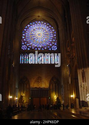 Intérieur gothique vitral de notre Dame, notre Dame de Paris, cathédrale catholique médiévale sur l'Île de la Cité avant le feu le 15 avril 2019. Banque D'Images
