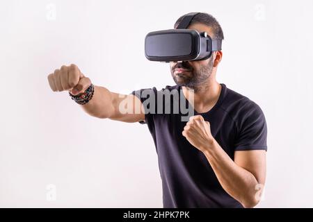 Entraînement de réalité virtuelle, jeu de sport. Jeune homme avec des lunettes de boxe VR.Technologie sport intelligente Banque D'Images