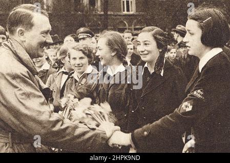 Adolf Hitler entouré de filles de l'Union des filles allemandes. Allemagne, 1930s. Banque D'Images