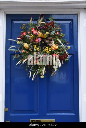 couronne d'automne colorée, sur la porte d'entrée, angleterre Banque D'Images