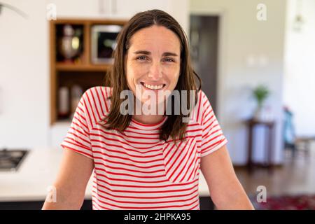 Portrait d'une femme mature caucasienne souriante et confiante debout à la maison Banque D'Images