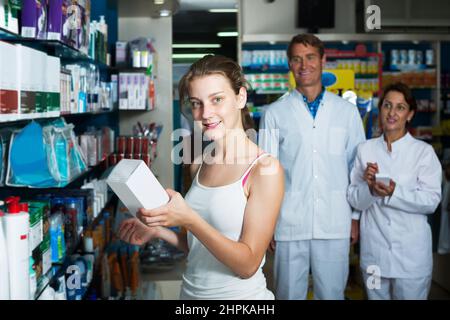 Adolescente en pharmacie Banque D'Images