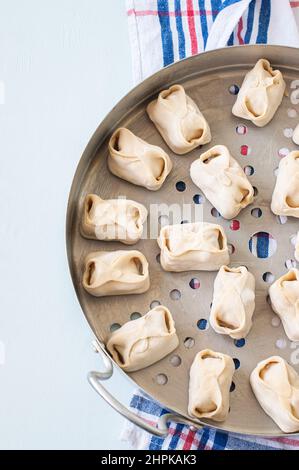 Cuisine traditionnelle orientale - Manty avec viande hachée dans le cuiseur vapeur. Vue de dessus. Banque D'Images