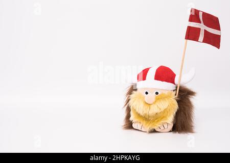 Guerrier viking avec drapeau danois isolé sur fond blanc. Banque D'Images